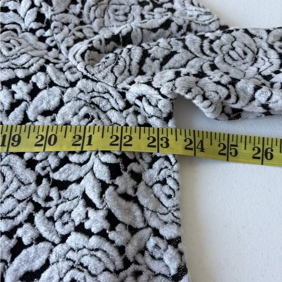 Chicos XLP or 3 Black White Floral Jacquard Burnout Top Bell Sleeves Scoop Neck - Picture 13 of 14